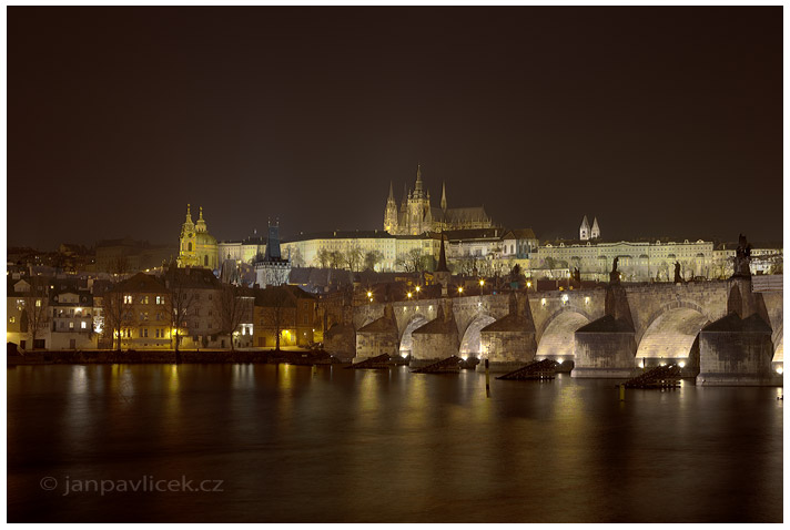 Pražský hrad a Karlův most v noci