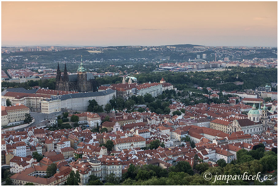 Pražský hrad a Malá Strana z Petřínské rozhledny 