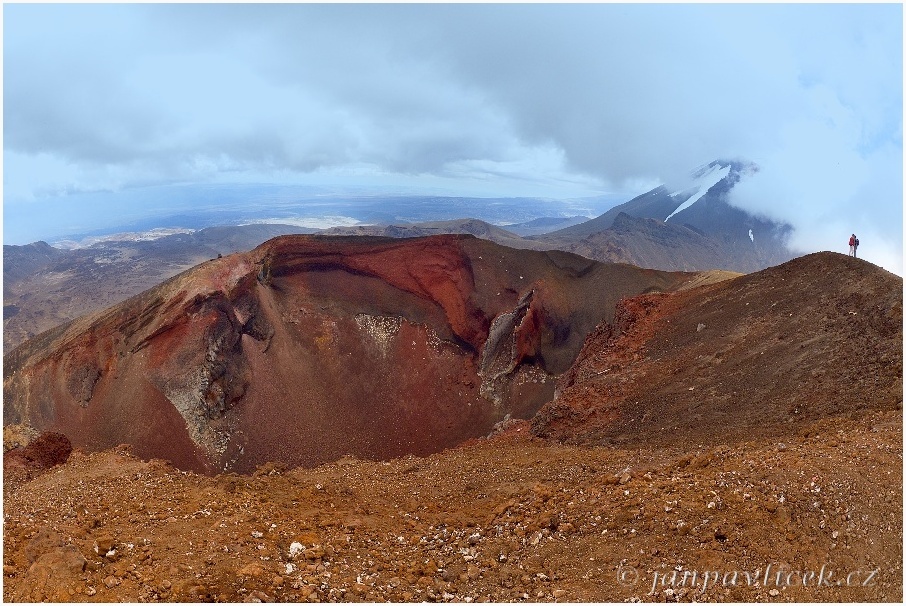 Sopka Red Crater (1 868m) , poslední erupce v r. 1926, v pozadí Mt Nghauruhoe (2 291 m)
