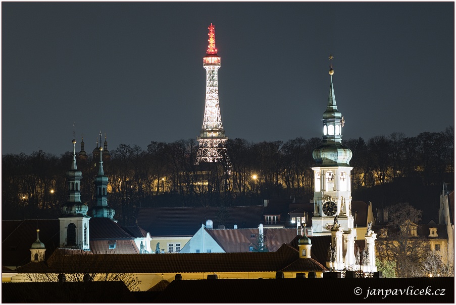 Věže Lorety od Nového světa, v pozadi rozhledna Petřín