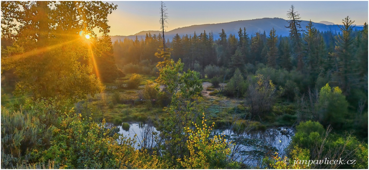VÝCHOD SLUNCE NAD  MOKŘADY  SNAKE RIVER OD MOOSE-WILSON  ROAD