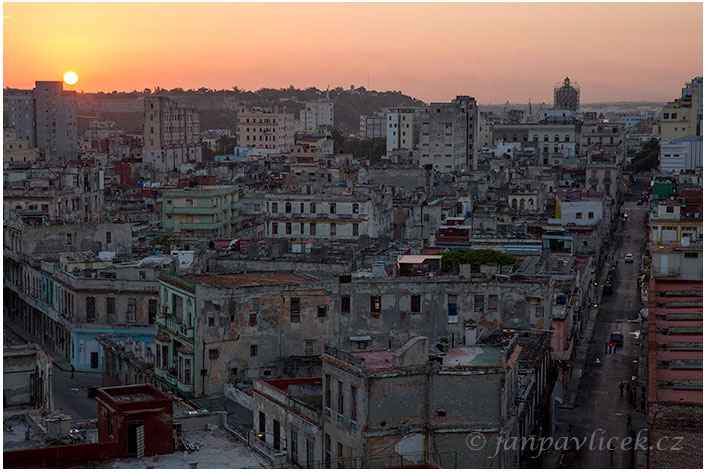 Východ slunce nad starou Havanou