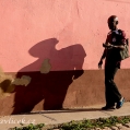 Muž a stín, Trinidad | fotografie